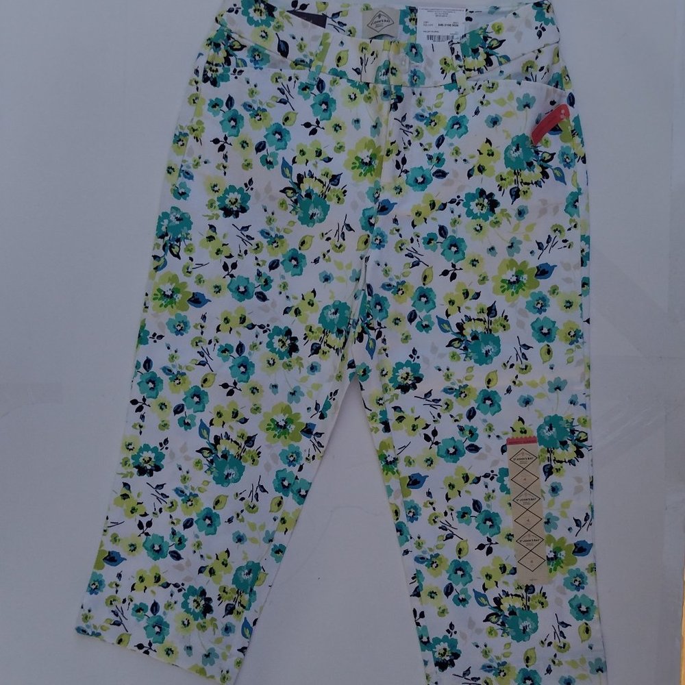 St Johns Bay Capri Pants Size 4 Secretly Slender
